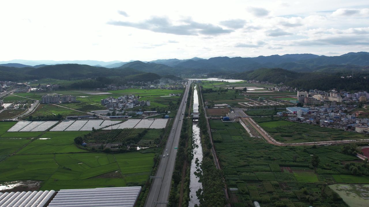 高速公路旁的龙川江