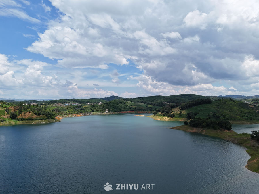 湖畔山丘的宁静时光