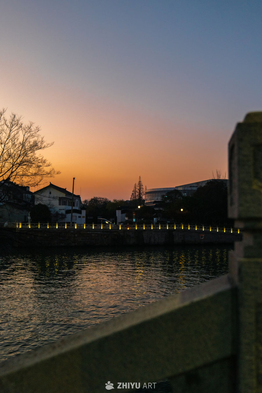 黄昏河畔的静谧时光