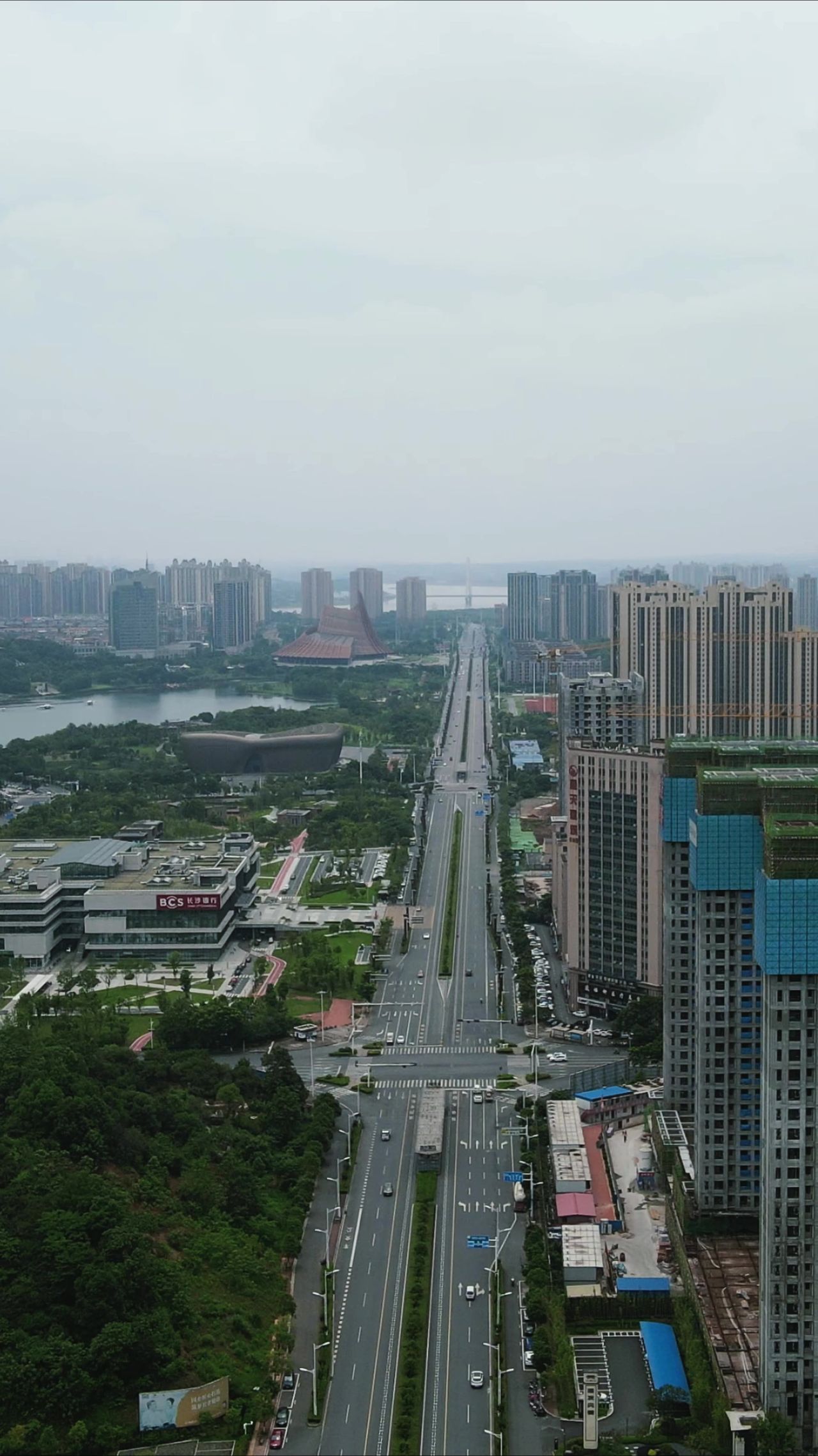 航拍湖南株洲城市交通竖屏