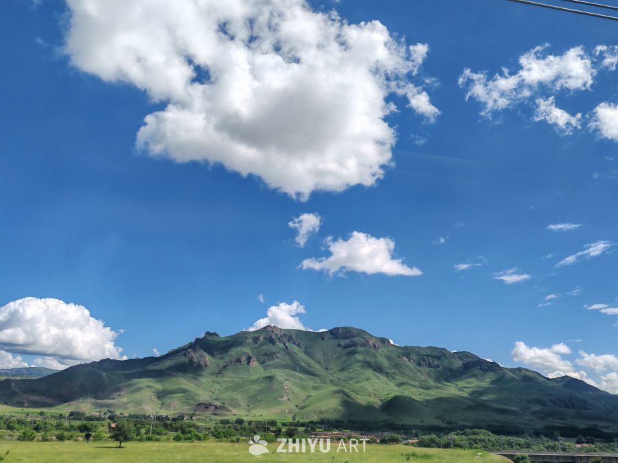 蓝天白云下的青山绿野