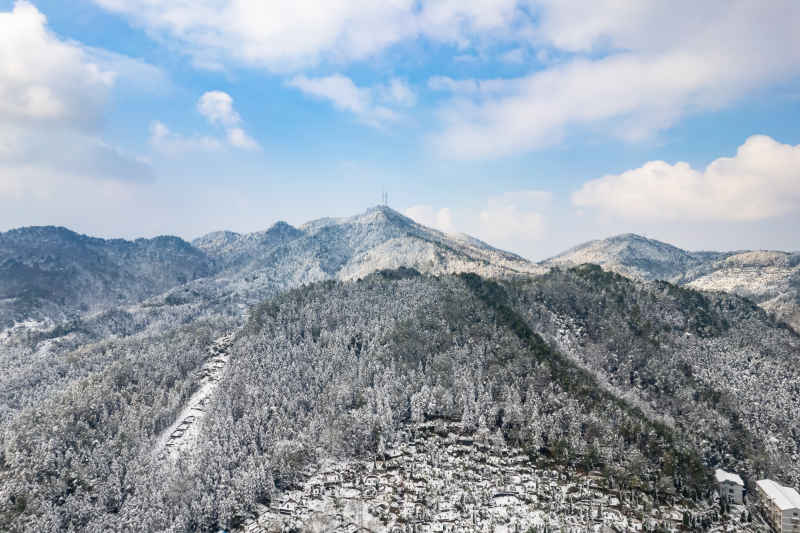 冬天丘陵山川农田美丽乡村雪景航拍图 