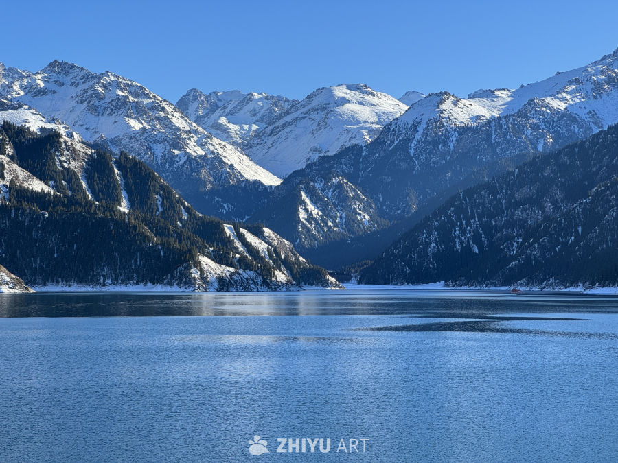 雪山湖畔冬日景