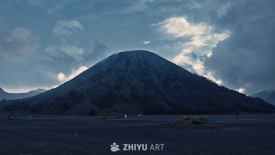 静谧山影