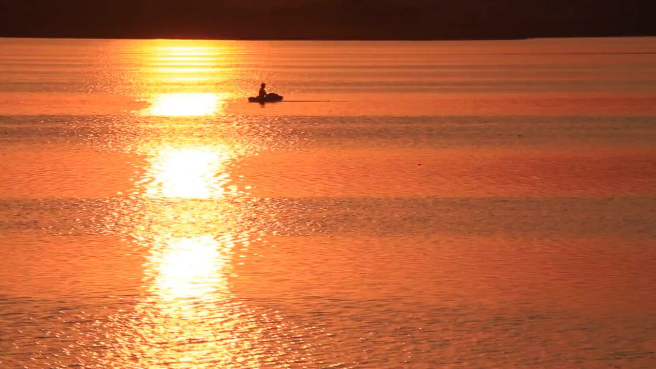 晚上湖渔天空