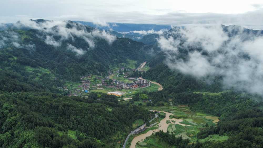 暴雨后的大山