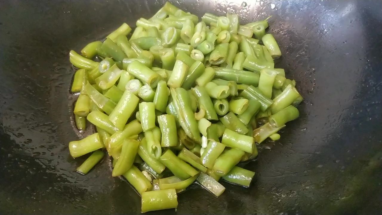 铁锅炒四季豆