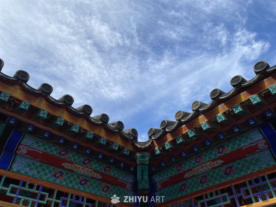 古建筑飞檐下的蓝天