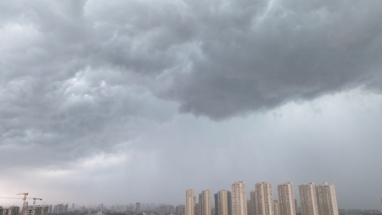 暴风雨下的城市