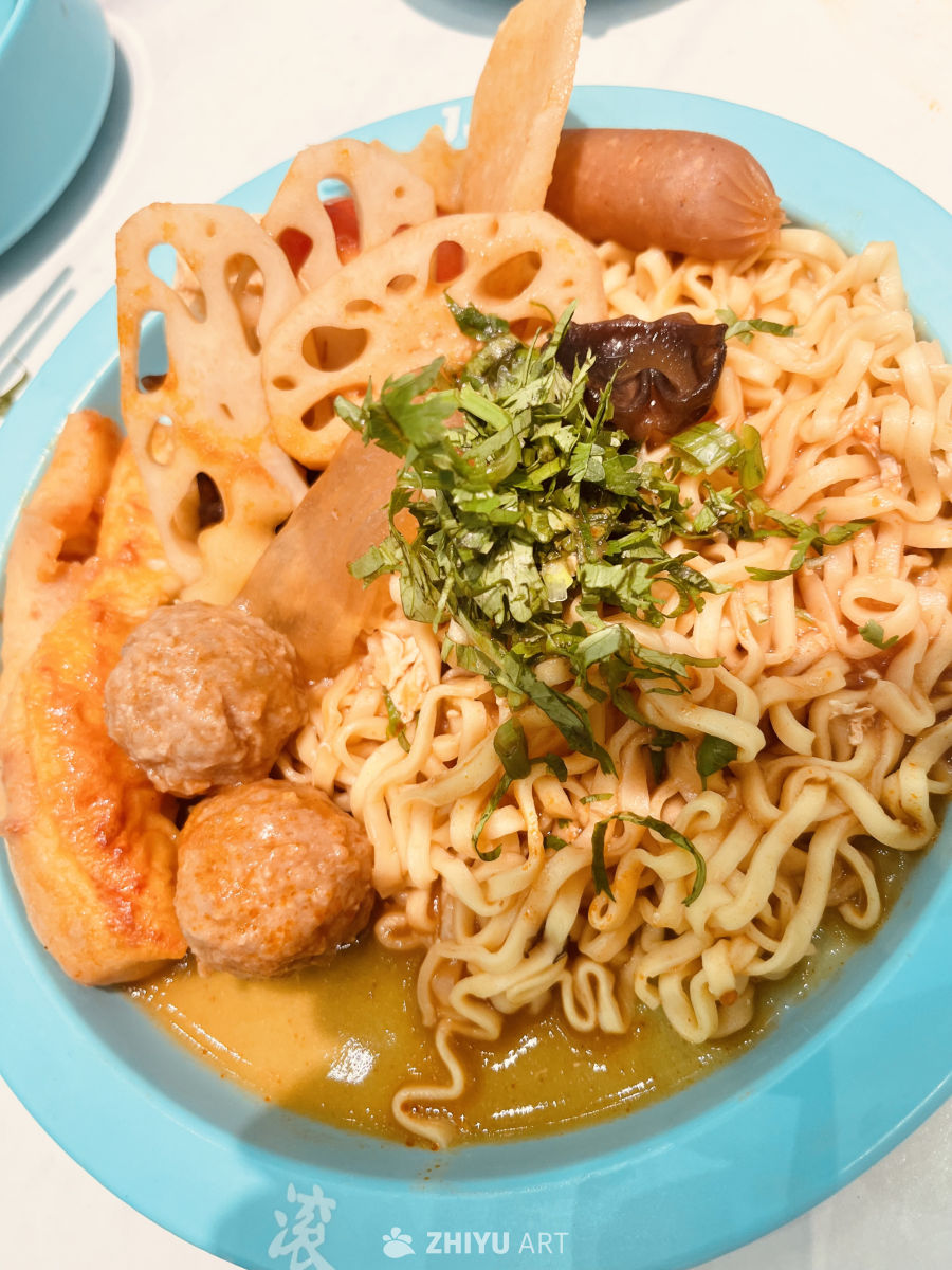 美味方便面配莲藕和肉丸