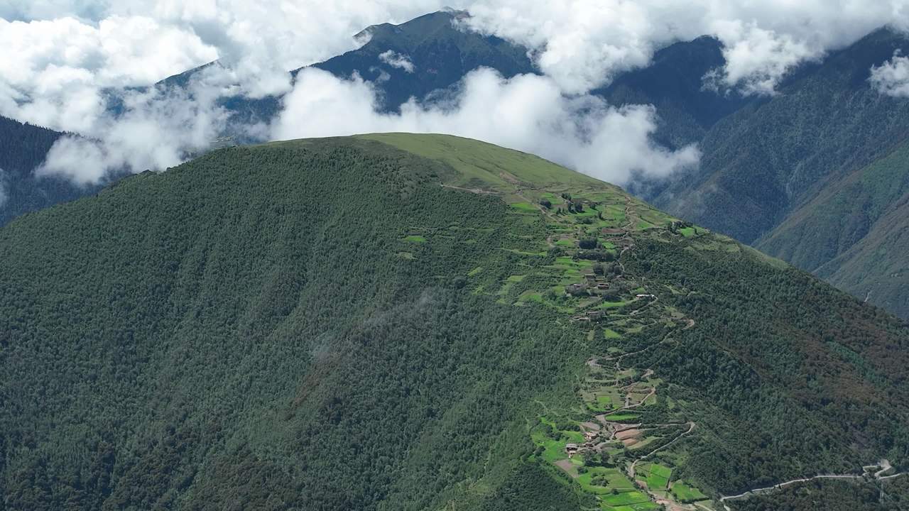 雄伟山脉云端环绕全景