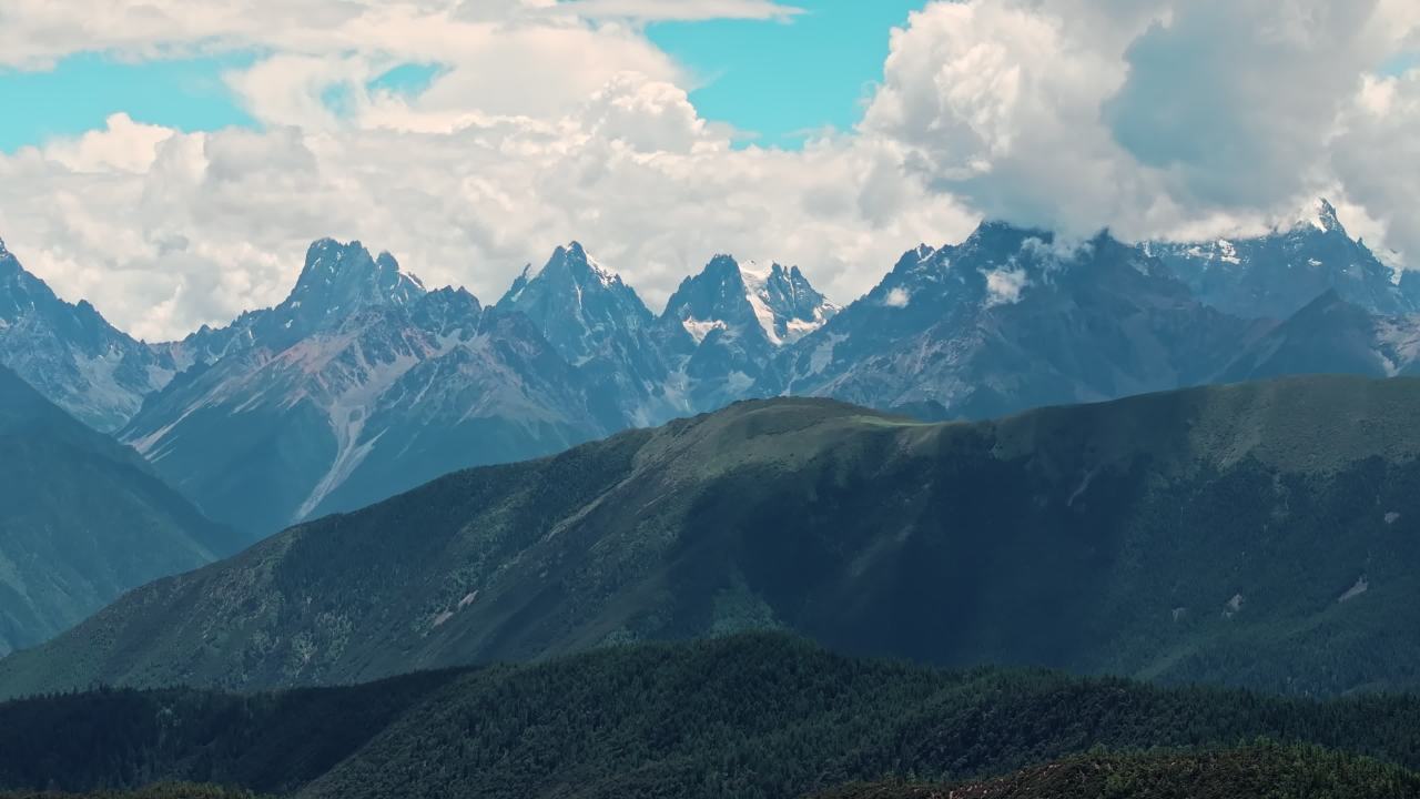 西藏芒康红拉山垭口达美拥雪山航拍