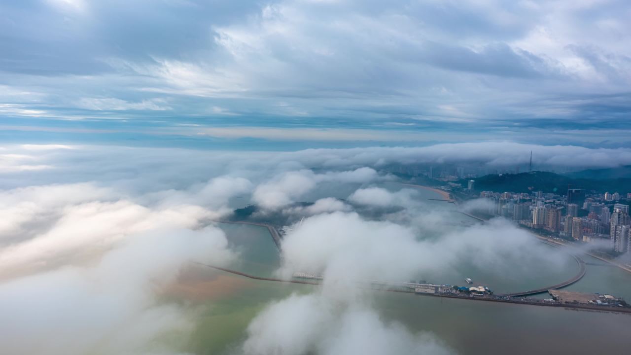 珠海空中俯瞰云海中的日月贝