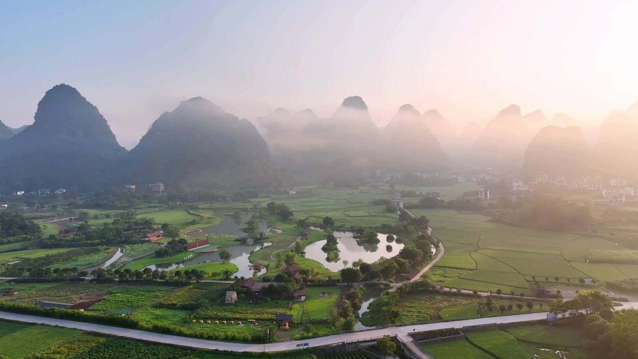 晨曦中的山水田园