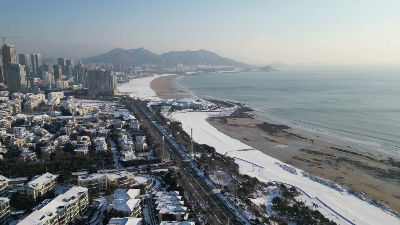 青岛石老人浴场海边雪景航拍 31