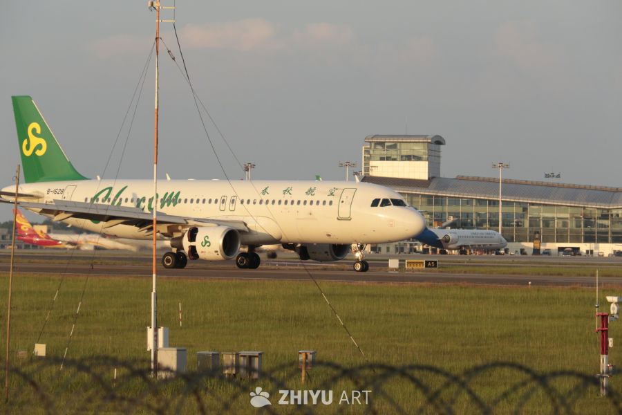机场跑道上的春秋航空客机