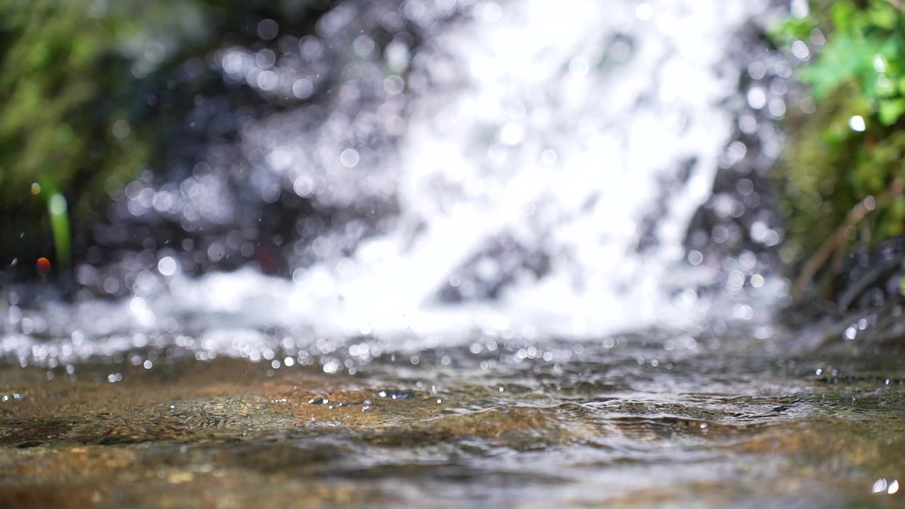 山川的水流，瀑布泉水