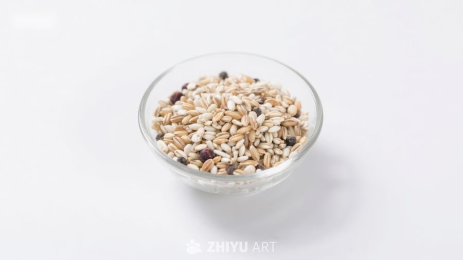 透明碗中的混合谷物