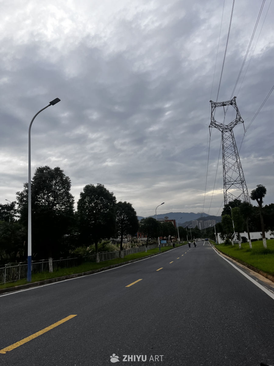城市边缘的宁静之路