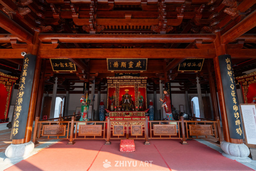 传统庙宇内部景象