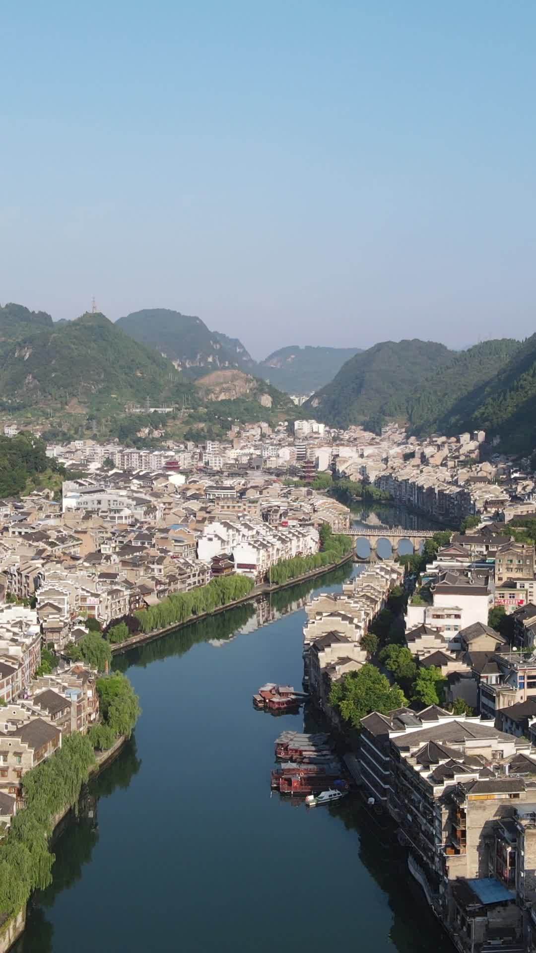 古镇静谧河畔