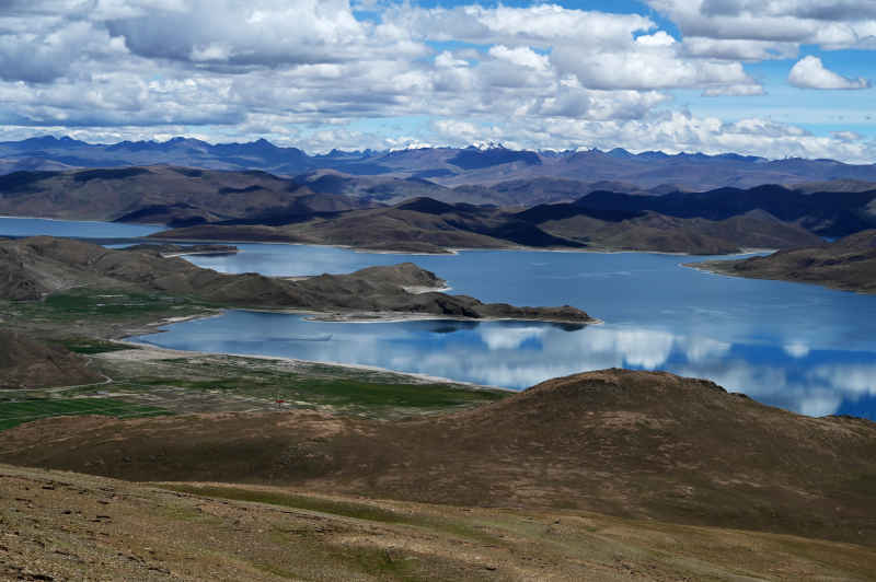 西藏山南鲁日拉观景台远观羊卓雍措千岛之湖