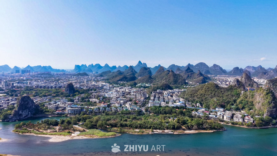 漓江边的喀斯特城市