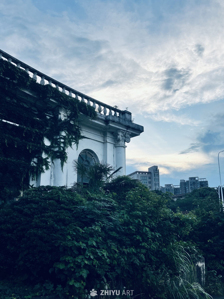 老建筑与自然的对话