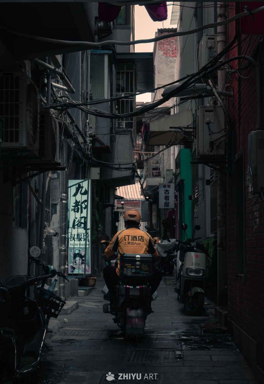 小巷里的外卖身影