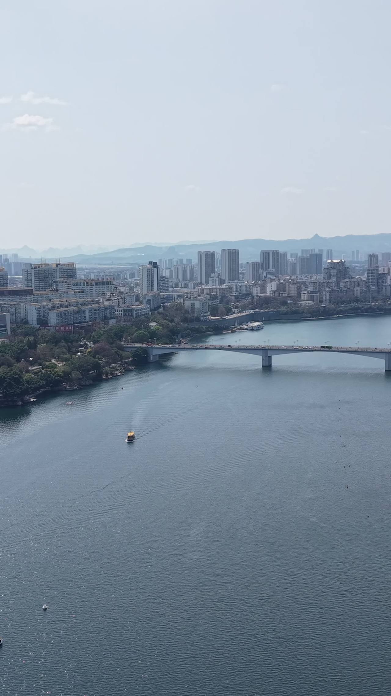 城市河景与现代桥梁