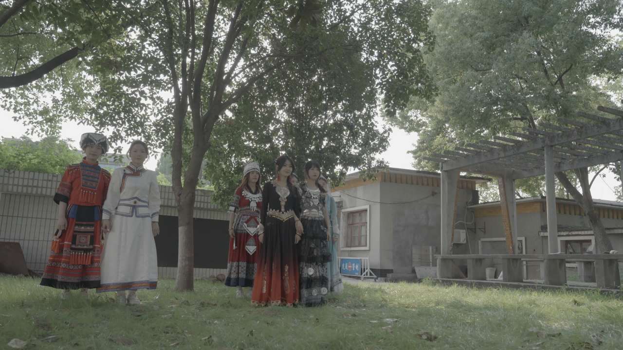 传统服饰下的自然漫步