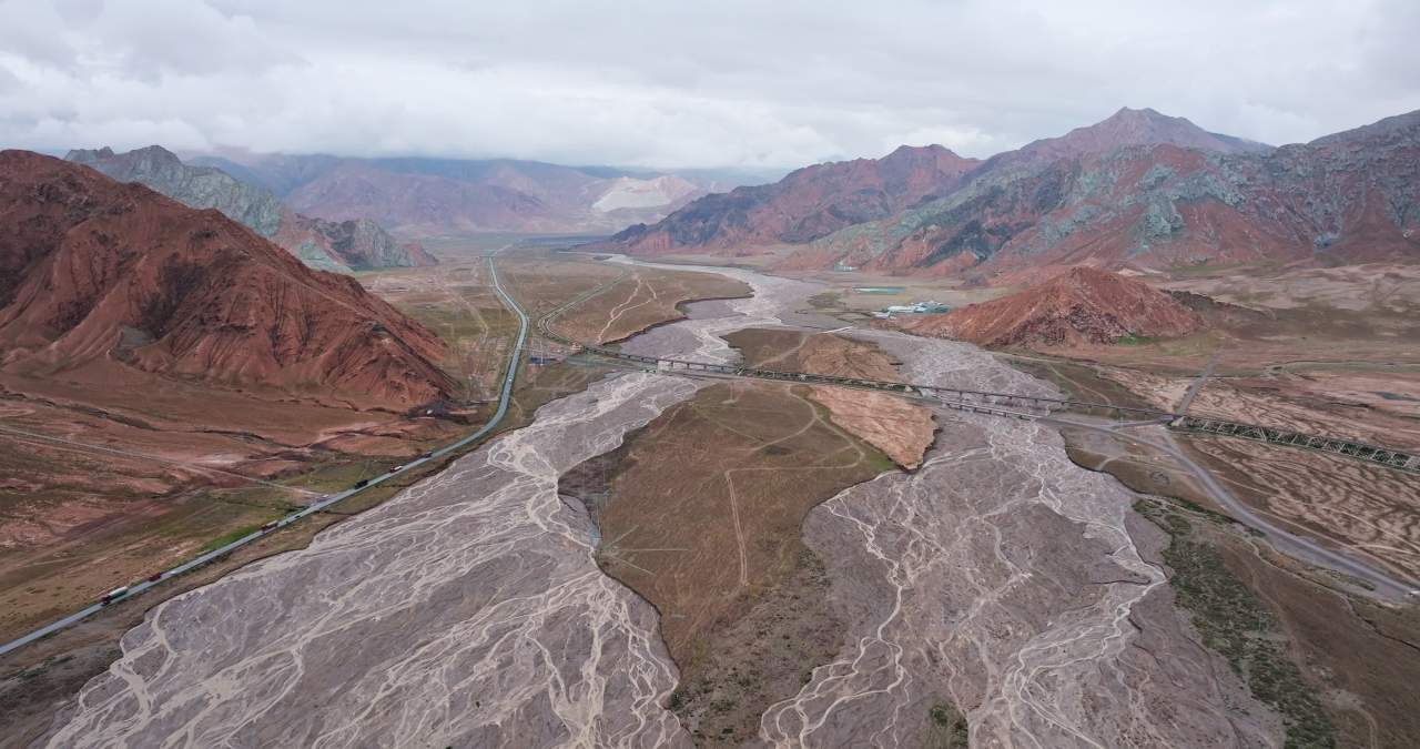 青海昆仑山脉地貌河流青藏铁路大气航拍