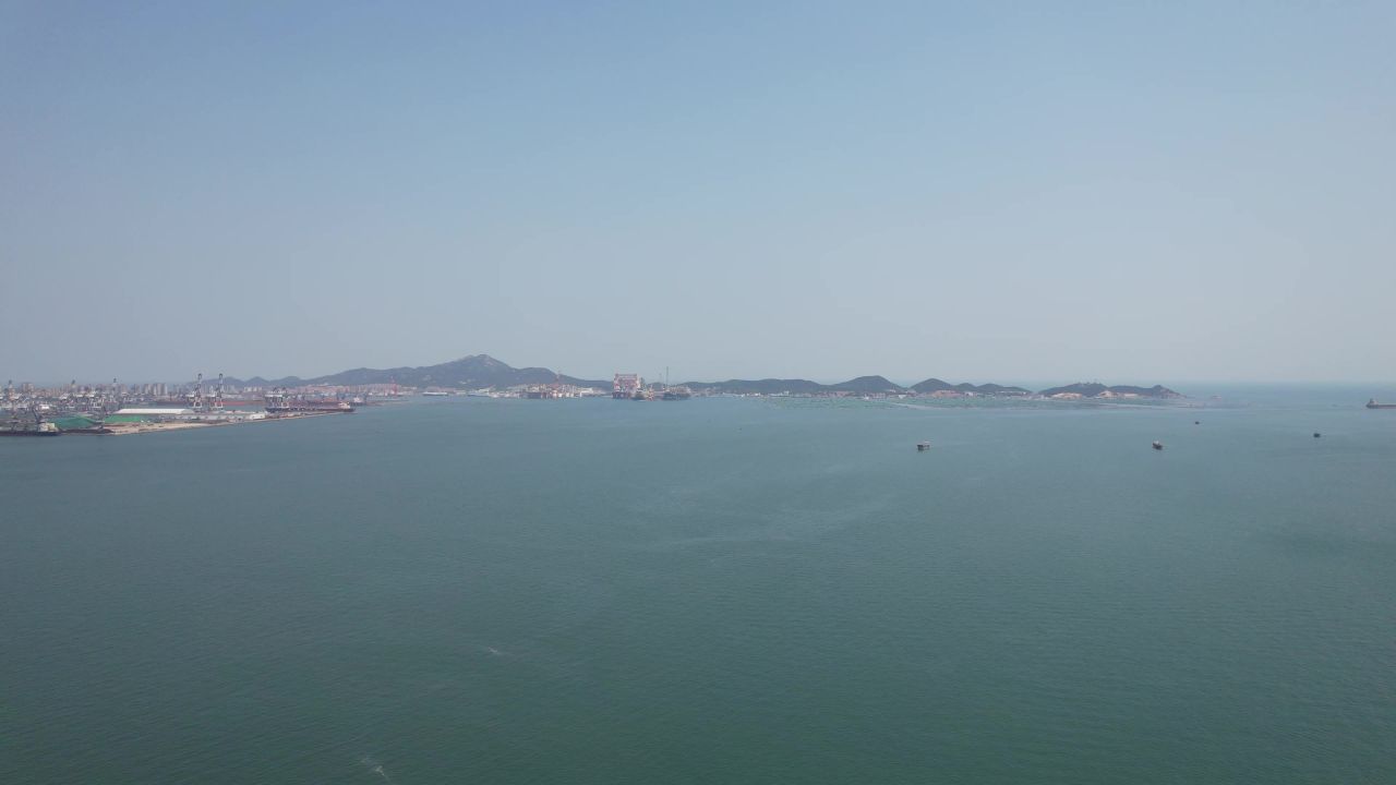 一望无际蓝色大海海洋风景航拍