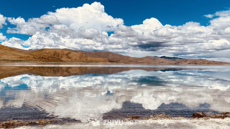 湖畔云影山色图