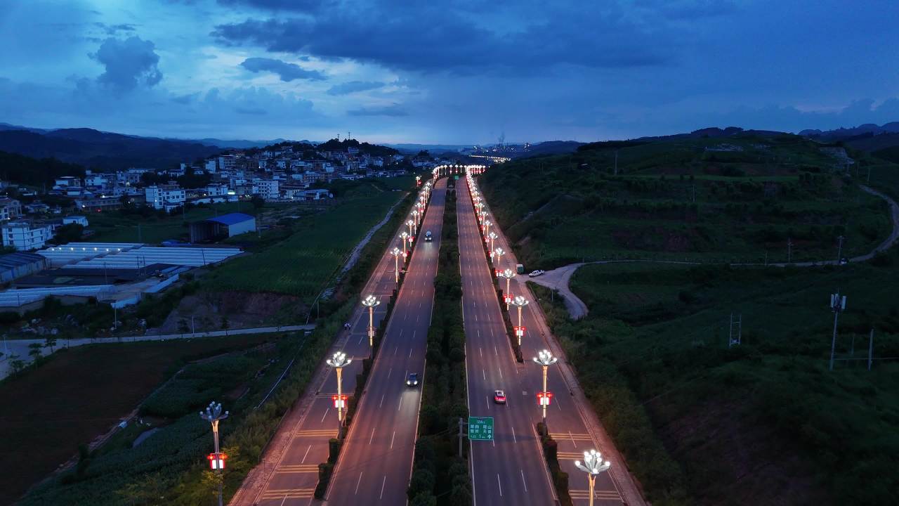 乡村夜晚的高速公路