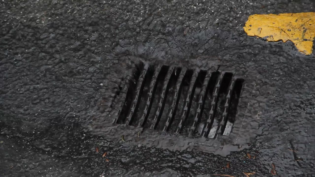 大雨中的排水井