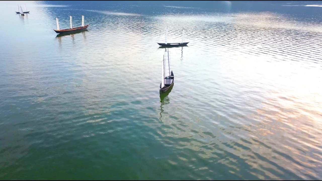 静谧的水上航行
