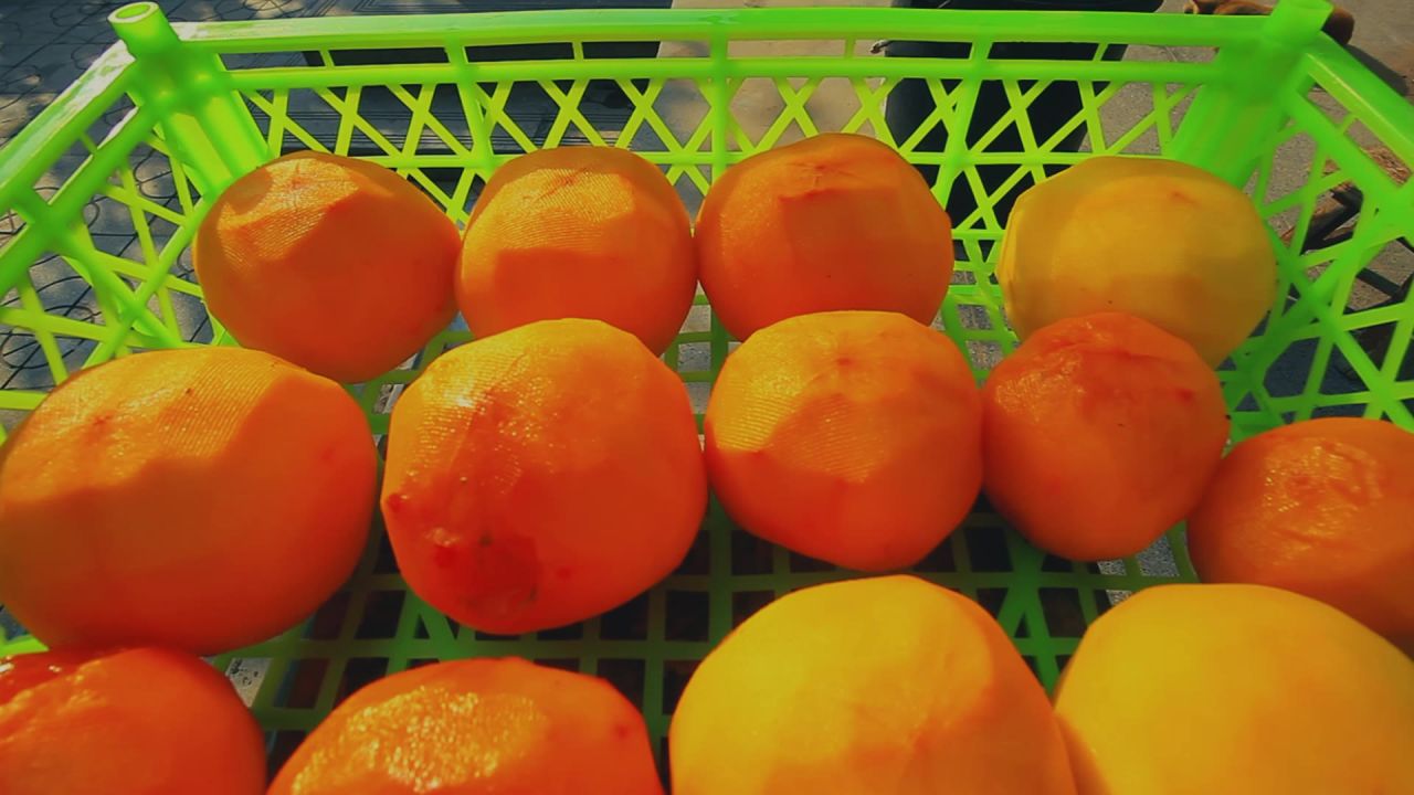 削皮柿子晾晒中的柿子
