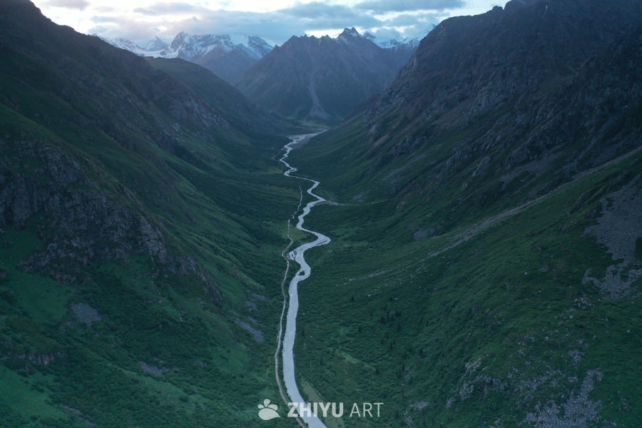 山谷中的静谧河流