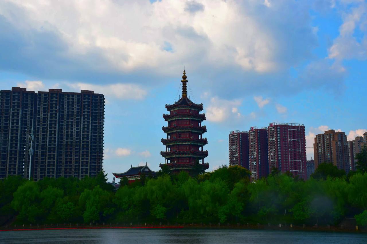 历史与文化的交响：云涌古塔的守望