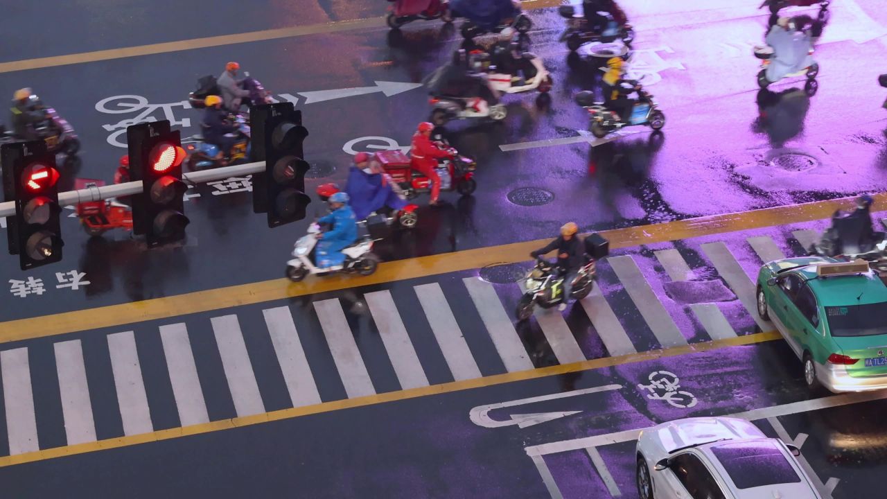 雨天城市街道路口人流 12