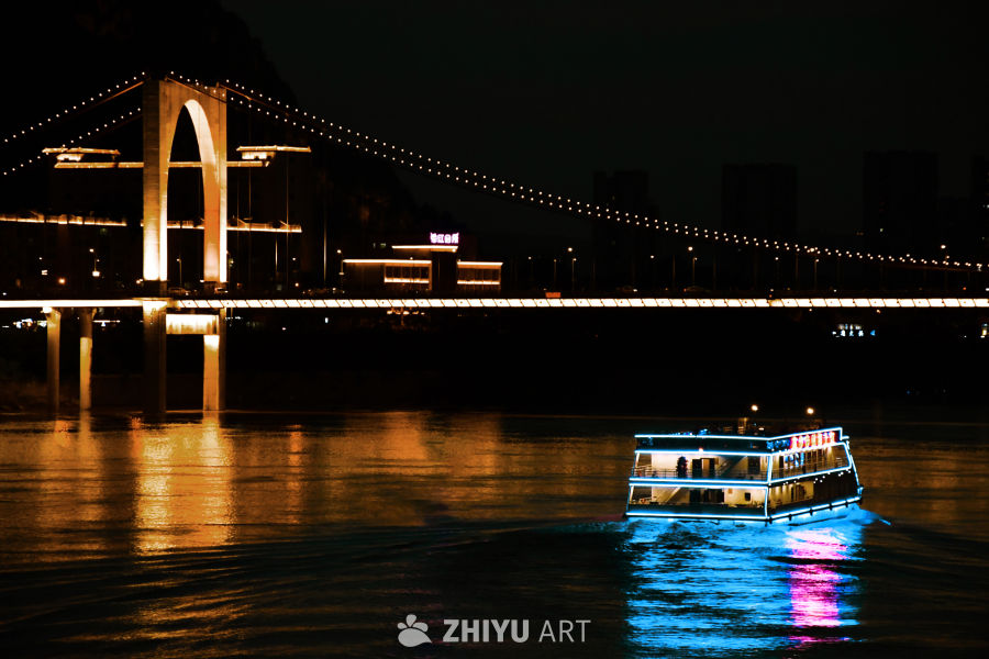 夜晚的城市之光与水上之旅