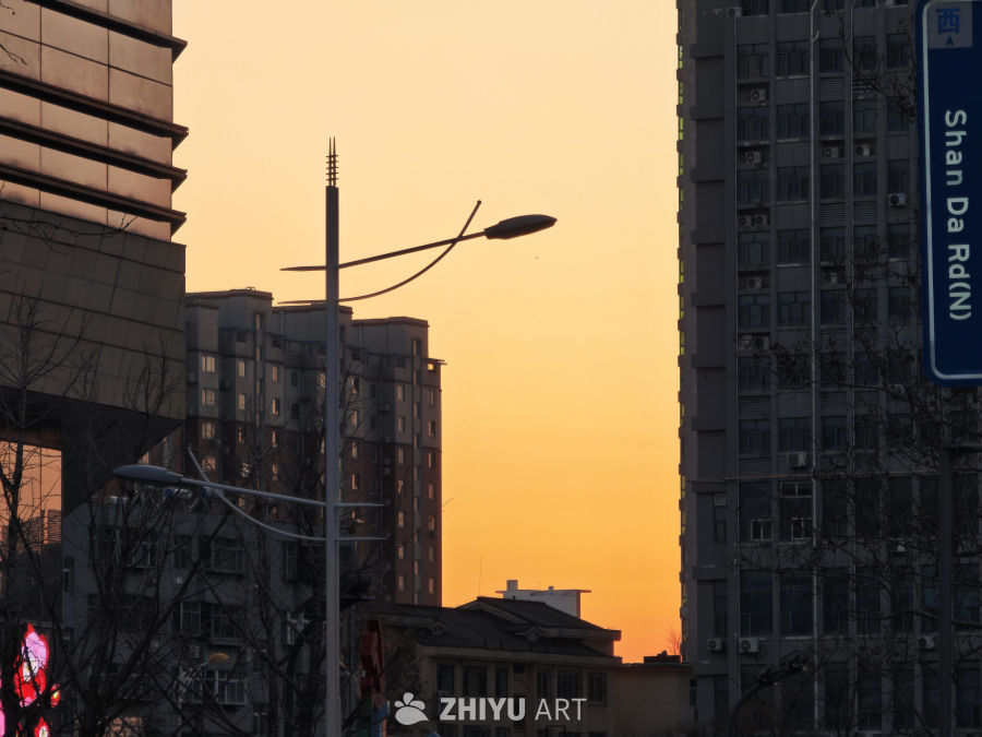 黄昏时分的城市街景