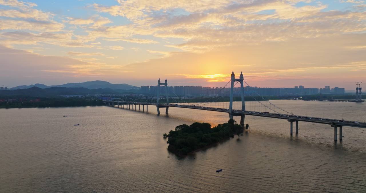 湖南长沙三汊矶大桥日落晚霞大气航拍
