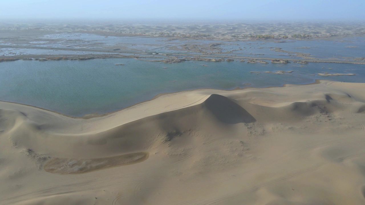 航拍内蒙古额济纳胡杨林八道桥巴丹吉林沙漠和湖泊 5