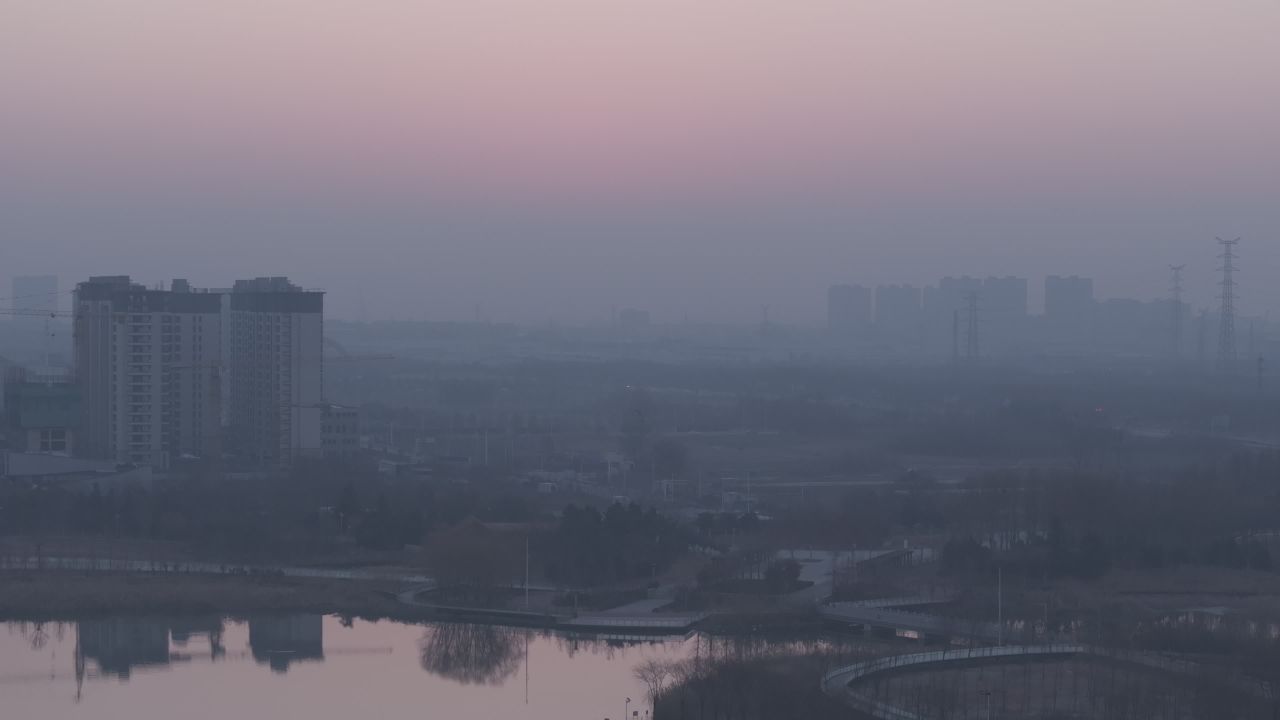 晨雾中的城市湖景