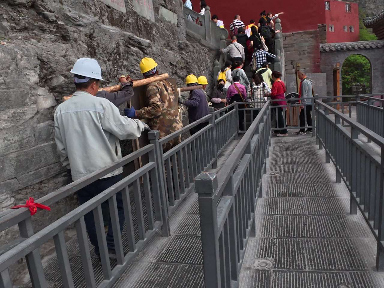 山间古迹与现代人