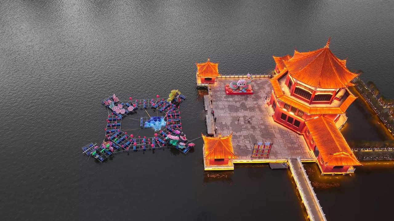 夜色中的水上古建筑