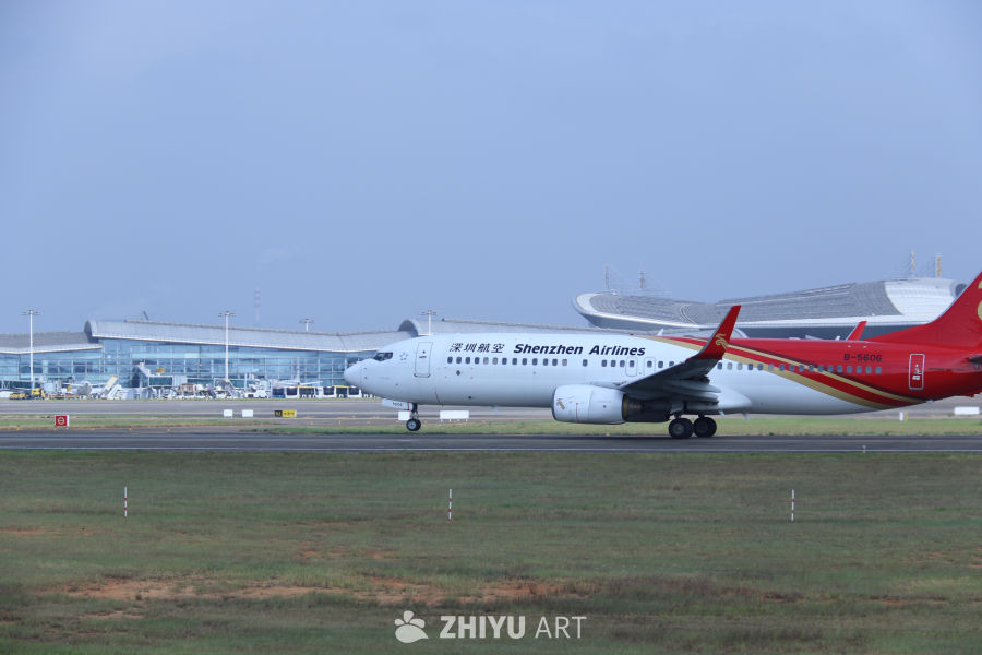 深圳航空飞机在机场跑道上