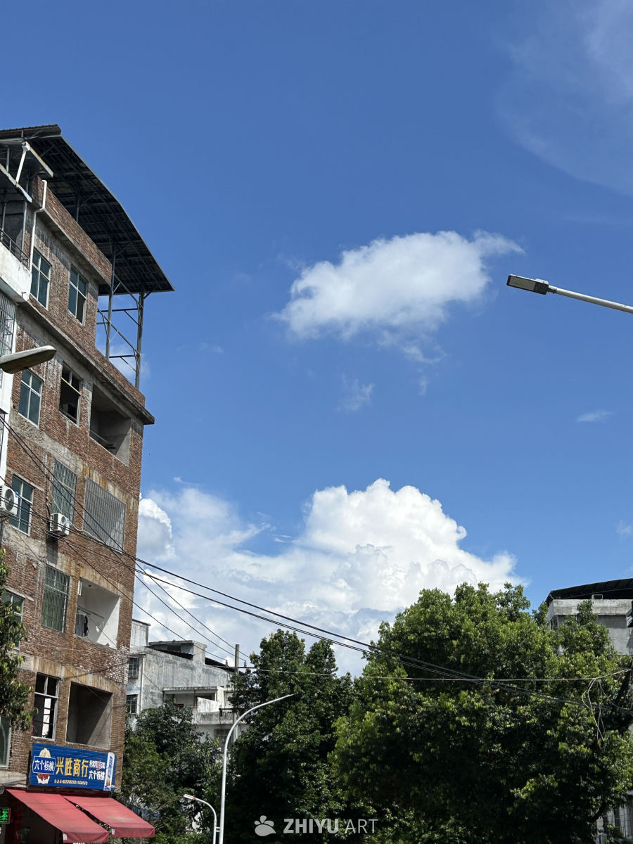 蓝天下的城市一角